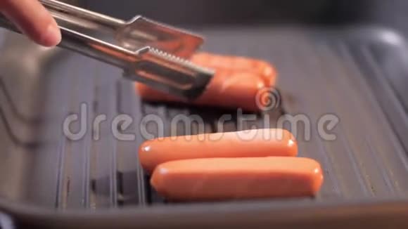 在黑锅上烤制美味的香肠视频的预览图