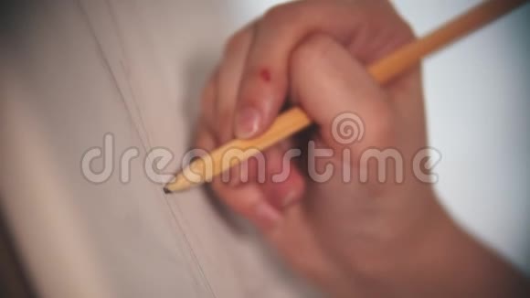 一只年轻女子用铅笔在画布上勾画的手视频的预览图