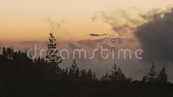 日落时分群山中云层的时间推移视频的预览图