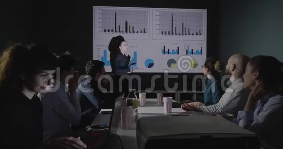 财务室现代工作人员会议室视频画面视频的预览图