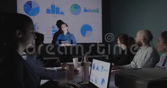 自信的演讲者在商务会议上向同事做演讲视频的预览图