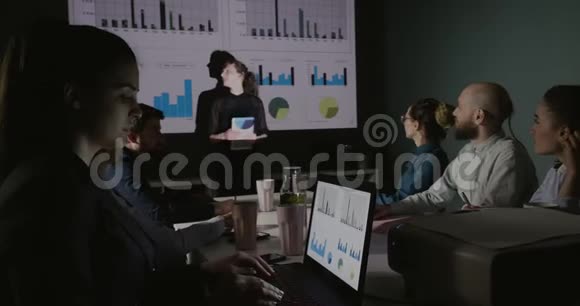 商务女性在团队会议上用投影仪展示成长的图形数据视频的预览图