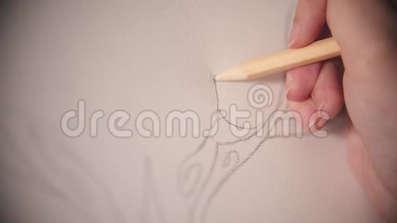 一位年轻女子用铅笔在画布上勾画一棵树视频的预览图