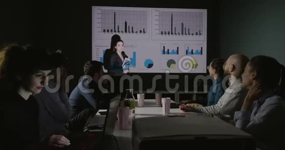 不同的商界人士讨论统计及工作成果视频的预览图