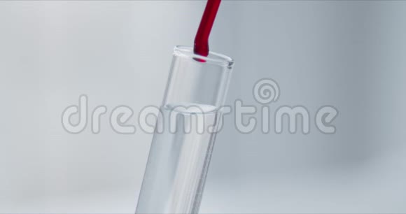 用吸管分析红色液体提取DNA的科学家视频的预览图