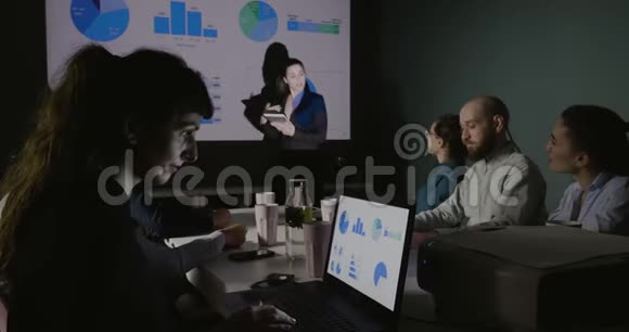 办公室助理在办公室演示时将图形更改为笔记本电脑视频的预览图