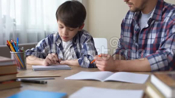爸爸和儿子一起做作业爸爸解释任务学校教育视频的预览图
