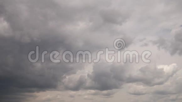暴风雨覆盖整个天空之前的灰色云层视频的预览图