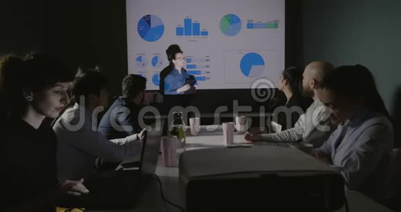 年轻的商务女性高管向同事办公室介绍公司计划视频的预览图