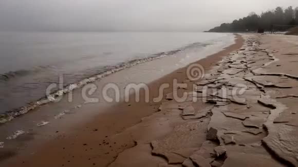 时光飞逝美丽的波浪在雾中悄悄地爬上沙滩视频的预览图