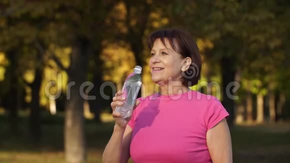 成熟的女人喝水视频的预览图