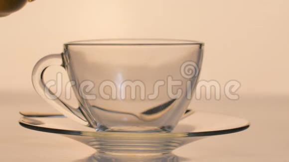 慢镜头视频将热茶倒入透明玻璃中视频的预览图