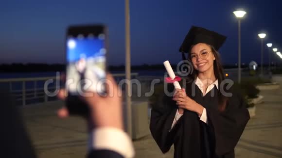 微笑的女研究生被她的朋友拍照视频的预览图