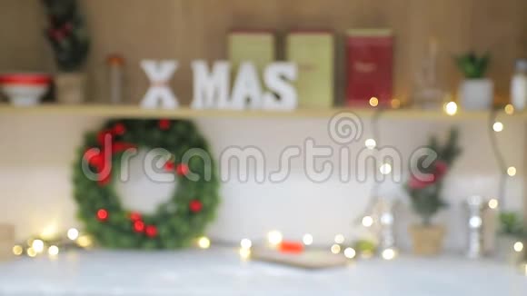 抽象模糊背景圣诞装饰闪烁的黄色和白色明亮的圆圈视频的预览图