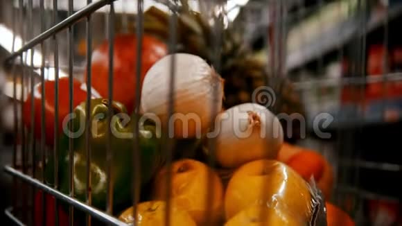 在商场购物蔬菜水果和手推车里的其他物品视频的预览图