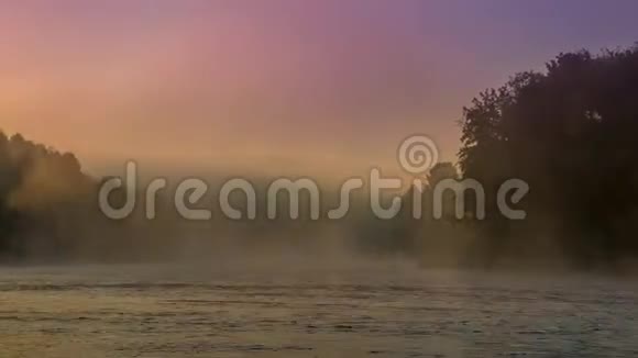 河流附近移动雾的时间流逝日出时间视频的预览图
