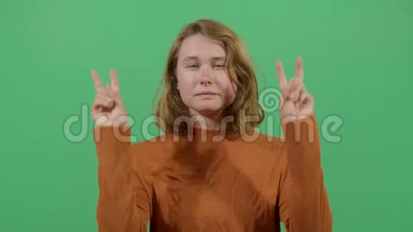 表达和平的女人视频的预览图