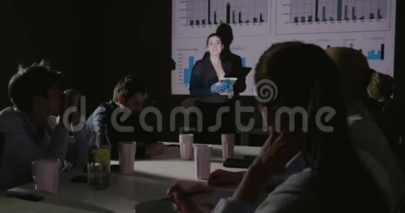 创意商业团队会议女经理介绍财务数据视频的预览图