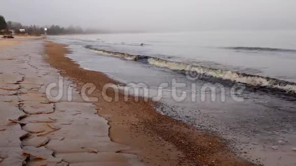 美丽的晨波在一个大湖上美丽的雾状风景视频的预览图