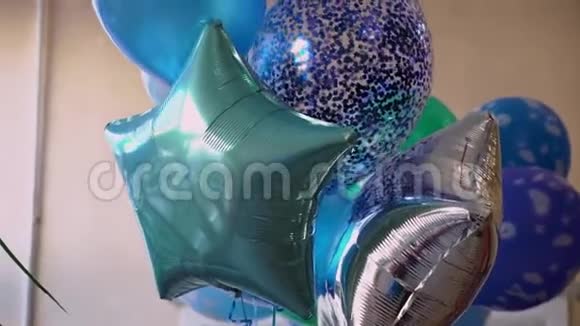 庆典派对上的气球蓝色的星星和心视频的预览图