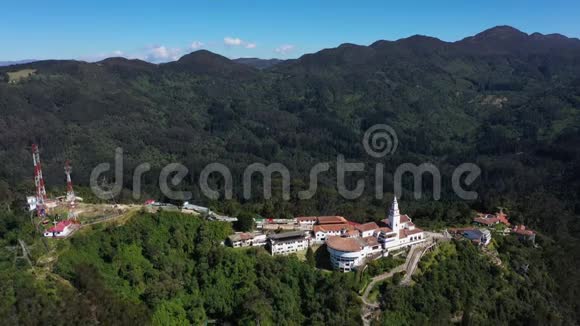 哥伦比亚蒙特塞拉特山的空中全景视频的预览图