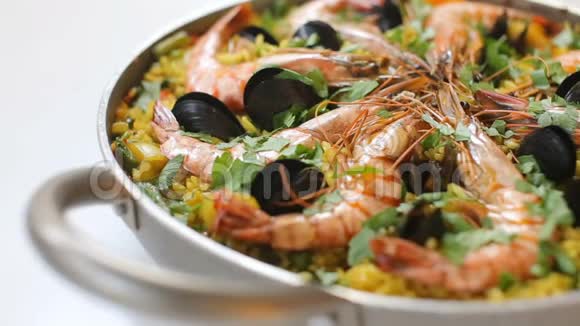 西班牙海鲜饭的多利全景龙舌兰大虾和贻贝的宏观食物视频的预览图