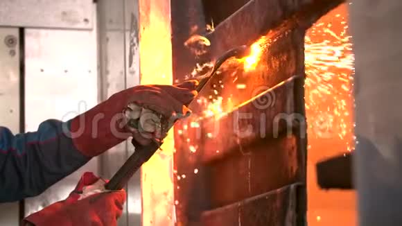 一个熟练的人用气焊机切割金属片视频的预览图