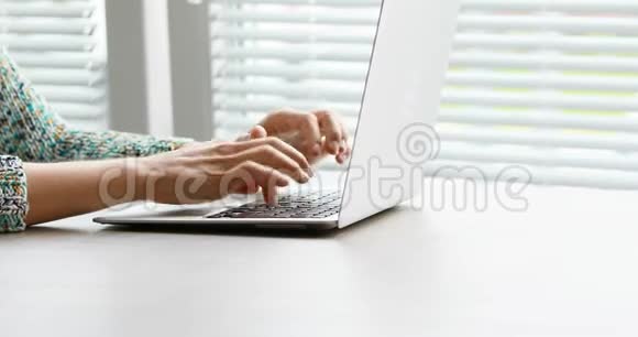 笔记本电脑上的女人需要休息视频的预览图