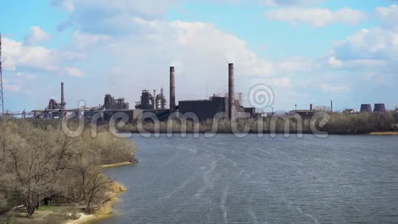 垃圾焚烧厂带有吸烟烟囱的垃圾焚烧厂环境污染问题视频的预览图
