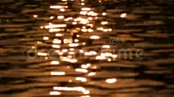 暮色中模糊的水背景视频的预览图