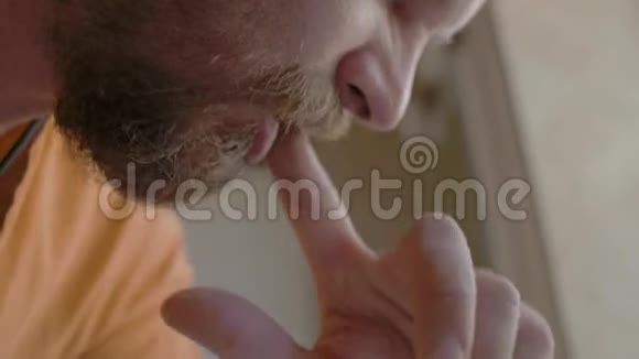 有胡子的人用手指刷牙留胡子的人洗衣服4k视频慢动作每秒2398帧视频的预览图