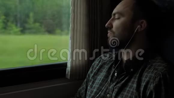 帅哥坐火车一边听音乐视频的预览图