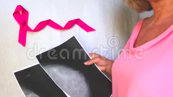 国际标志乳腺癌宣传月10月缎粉色丝带意识复制空间妇女保健视频的预览图