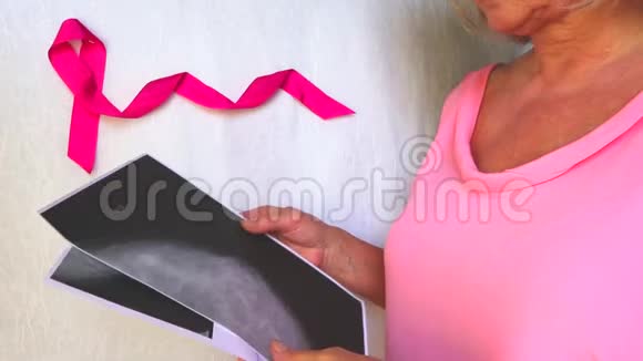 国际标志乳腺癌宣传月10月缎粉色丝带意识复制空间妇女保健视频的预览图