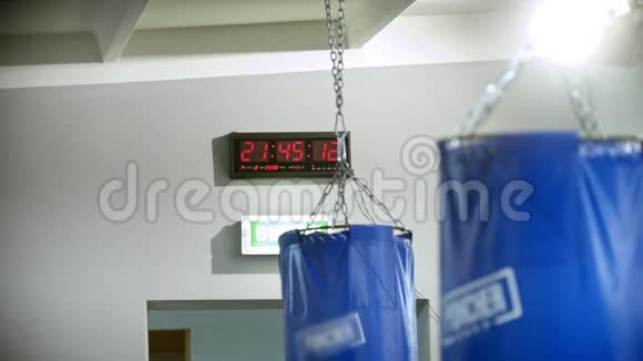 健身房墙上的计时器前面挂着打孔袋视频的预览图