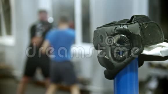 在健身房里戴着防护头盔两个人在后台进行训练视频的预览图