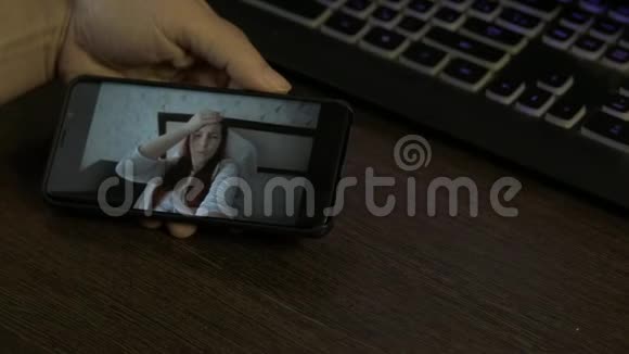 疲惫和生病的女人躺在家里的床上用智能手机与朋友在线视频聊天视频的预览图