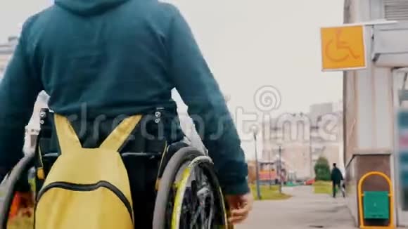 坐轮椅的残疾人看到残疾人标志就朝那个地方走去视频的预览图