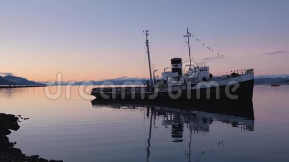 在日落时分停在乌斯怀亚比格尔湾的正义号拖船骄傲地坐着视频的预览图