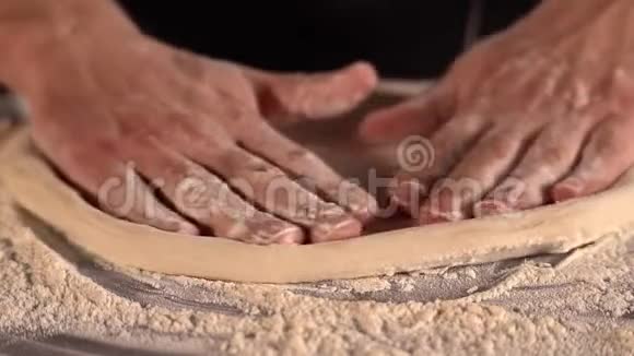 厨师的手揉你的披萨面团餐厅厨师正在准备玛格丽塔酒大镜头伸展视频的预览图