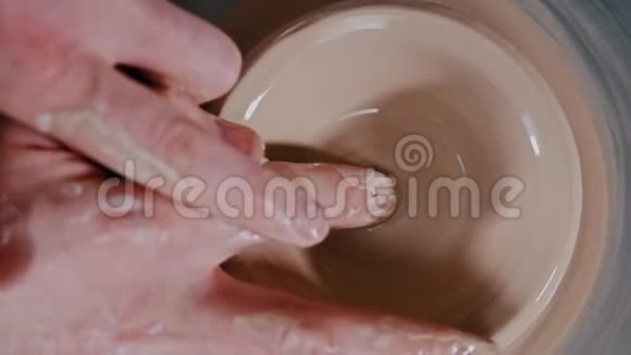 陶工用他的手指雕刻泥人的深化视频的预览图