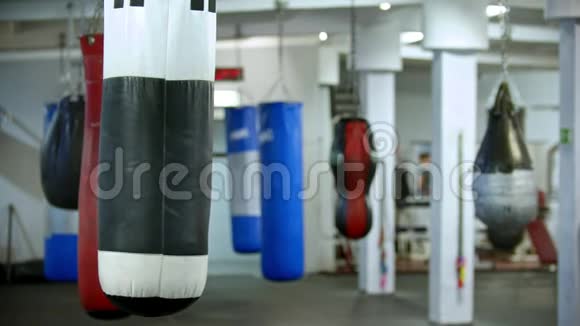 一个拳击袋在健身房的侧面视频的预览图
