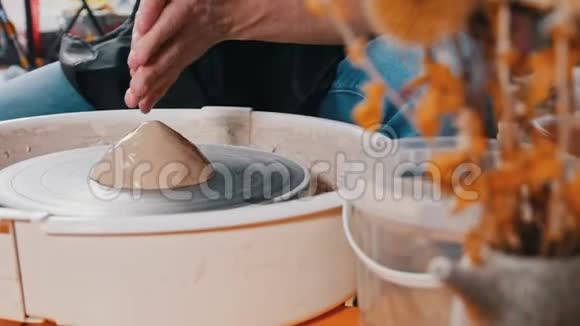 陶器工艺在陶工车轮上润湿粘土视频的预览图
