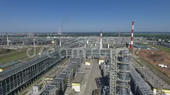 炼油厂设施鸟瞰图视频的预览图
