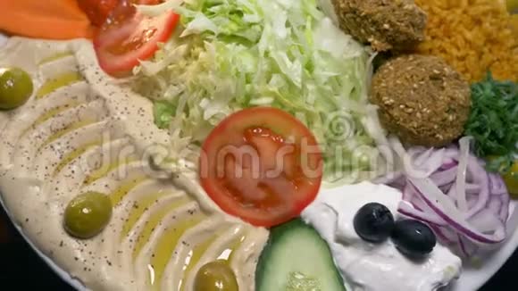 保加利亚菜沙拉Hummus和Falafel视频的预览图