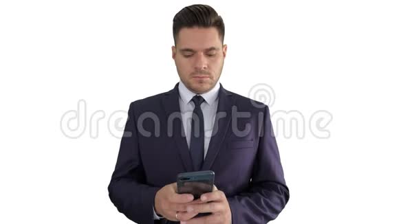 严肃的商人在白色背景下的手机上发短信视频的预览图