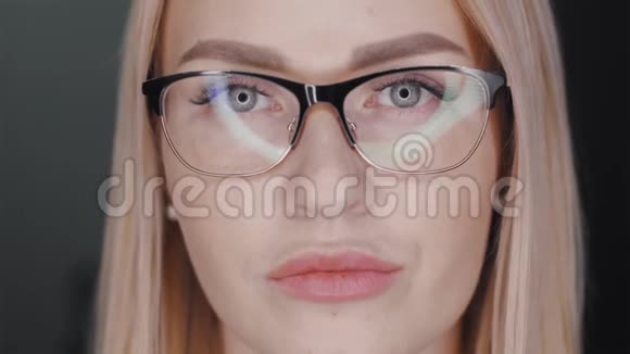 独立成功的年轻女人戴着漂亮的白发眼镜的肖像积极的女性背景视频的预览图