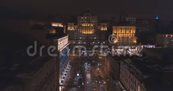 市区夜间街道的鸟瞰图视频的预览图
