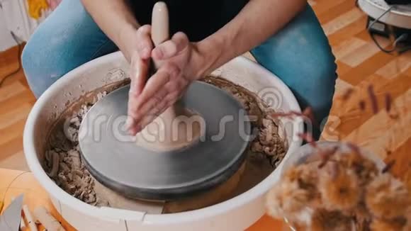 一个人用湿粘土做成更长的形状视频的预览图