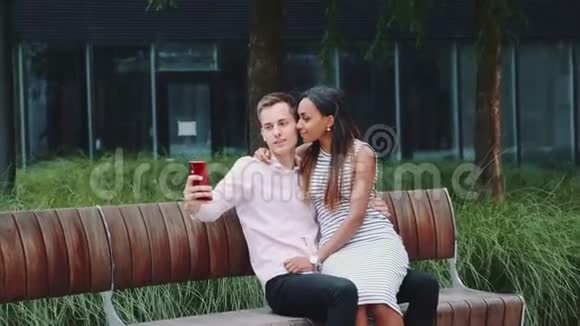 男朋友和他的黑人女朋友在公园里自拍和接吻视频的预览图